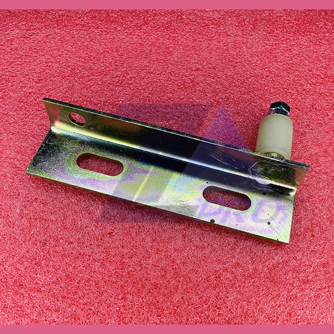 Кронштейн двери больничного лифта нижний левый 053Н.03.10.400А-01 ЩЛЗ