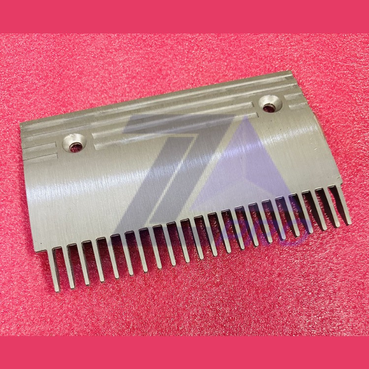 Гребенка эскалатора алюминиевая правая B TravelMaster KM5130668H01 Kone