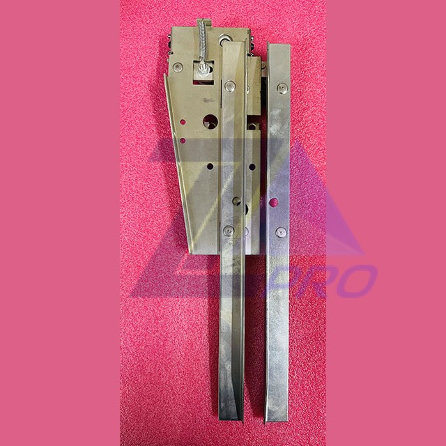 Отводка дверей кабины правая тип K8 M2TK8 6090052160 ThyssenKrupp