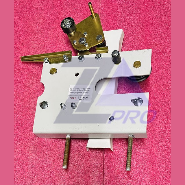 Каретка дверей кабины с трехплечим рычагом левая проем 700мм 0401.03.10.040 ЩЛЗ