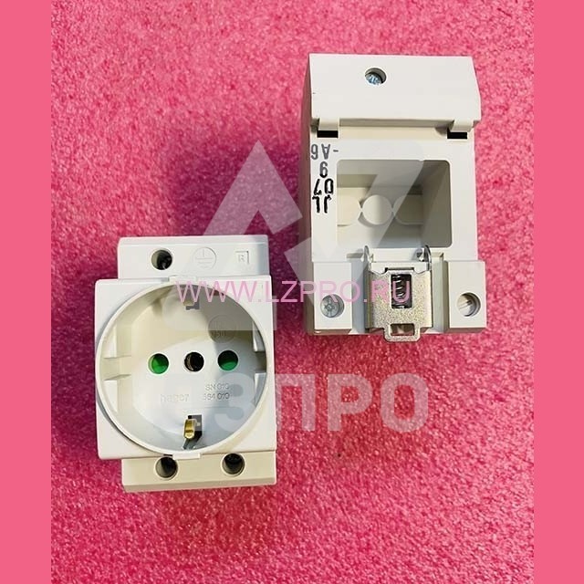 Розетка на DIN-рейку Hager