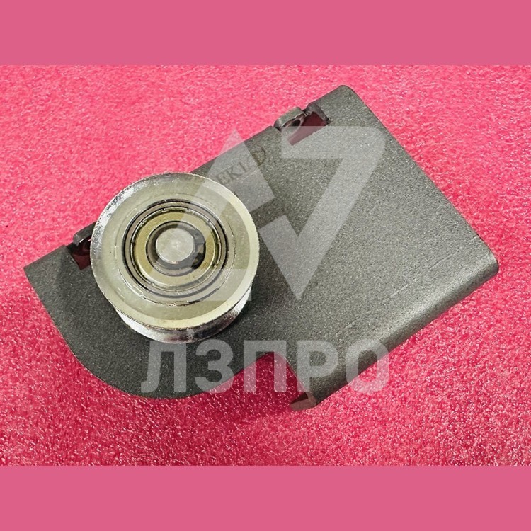 Кронштейн натяжного шкива зубчатого ремня привода дверей кабины ZAA316BEK1