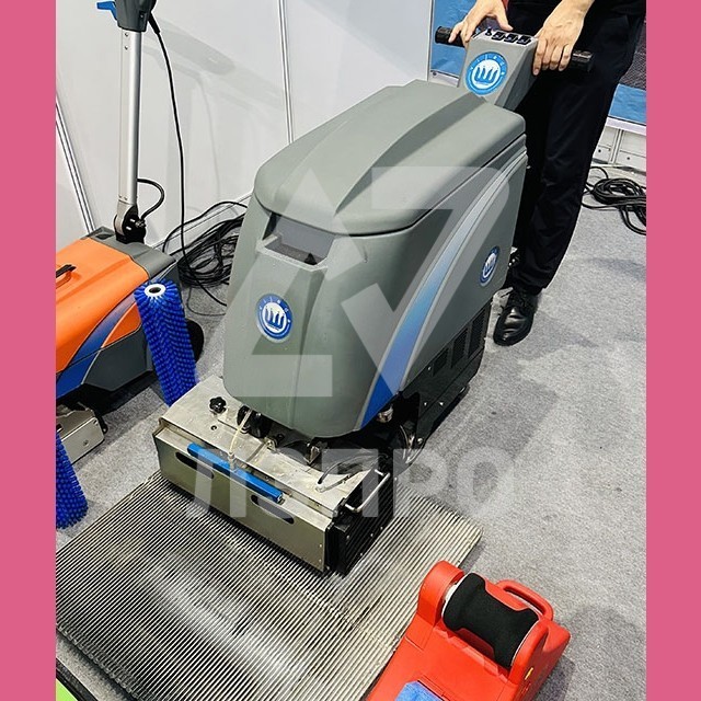 Универсальная клининговая машина для очистки паллеты/ступени траволатора/эскалатора (Китай)